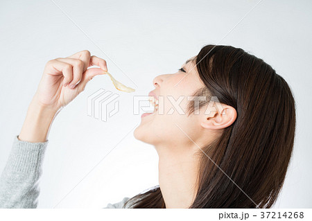 ポテトチップスを食べる女性 ポテトチップスを食べる女性 37214268
