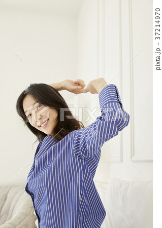 伸びる 伸び 笑顔 37214970