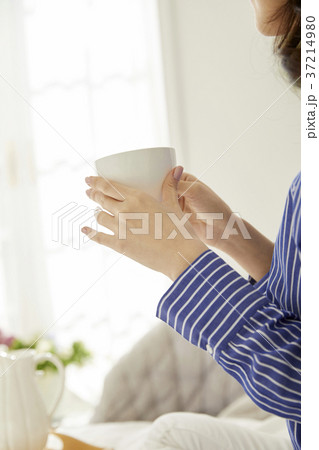 飲み 飲む 若い女性 37214980