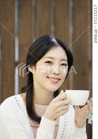 若い女性 コーヒーカップ 韓国人 37215217