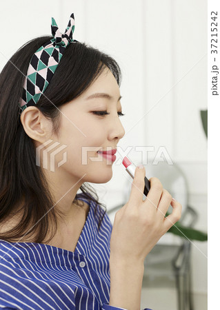 口紅 リップ 若い女性 37215242