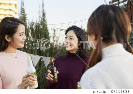 バルコニー 若い女性 友達 37215353