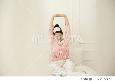 伸びる 伸び 若い女性 37215371