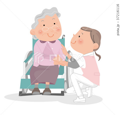 車椅子の高齢女性と介護するヘルパーの女性。 37216116