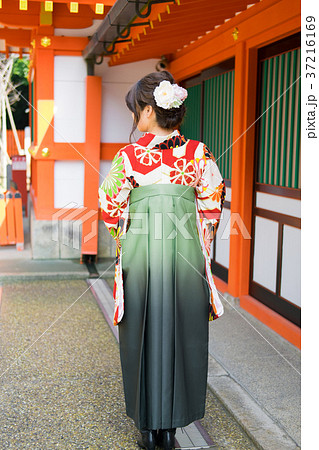 袴を着た女性の後ろ姿の写真素材