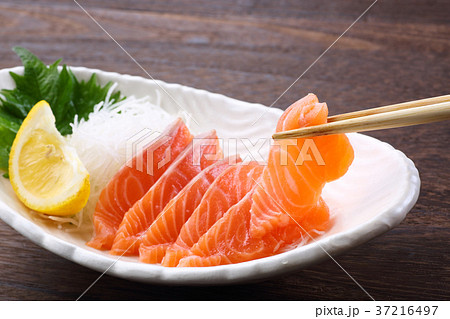 サーモンの刺身 37216497