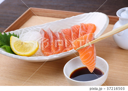 サーモンの刺身 37216503