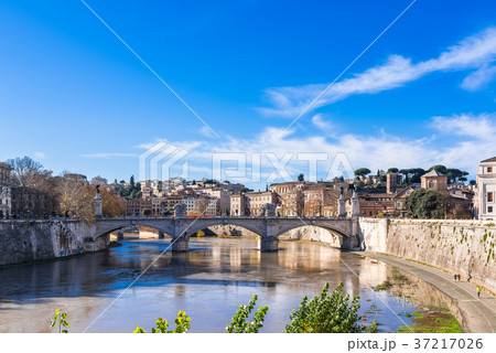 ローマ　テヴェレ川沿いの町並み 37217026