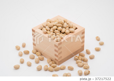 枡から溢れる節分の福豆 白背景 a-3 中央 やや上から 枡から溢れる節分の福豆 白背景 a-3 中央 やや上から 37217522