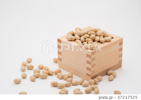 枡から溢れる節分の福豆 白背景 c-1 右寄せ 枡から溢れる節分の福豆 白背景 c-1 右寄せ 37217525