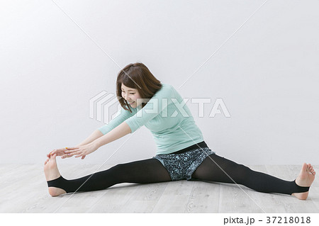 運動する女性 運動する女性 37218018