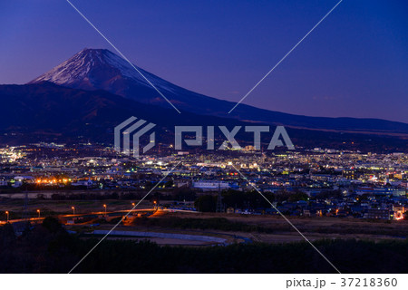 （静岡県）三島市の街灯りと富士山 37218360