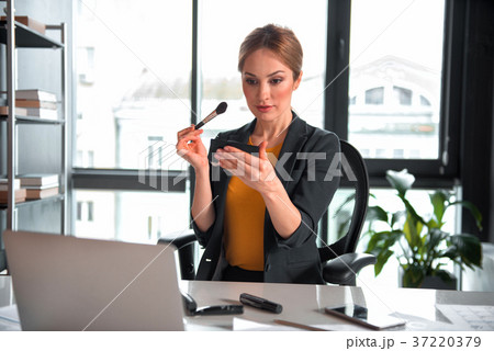 Serious girl painting loose powder Serious girl painting loose powder 37220379