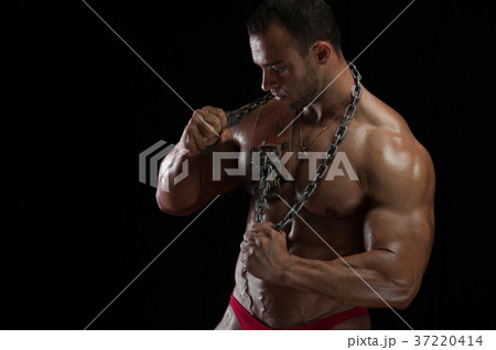 Male bodybuilder with relief muscular body 37220414