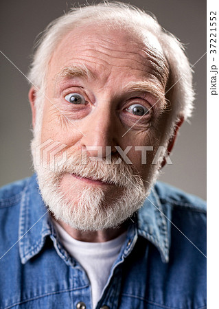 Hoary man with astonished face 37221552