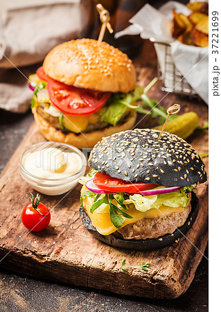 Classic beef burger Classic beef burger 37221699