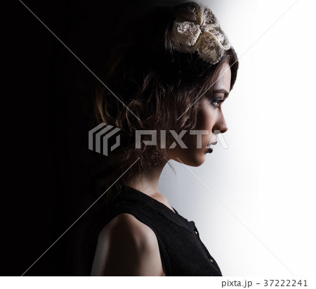 Side-face of gorgeous young woman 37222241