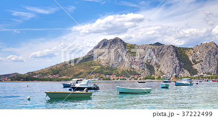 Coastal town of Omis surrounded with mountains 37222499