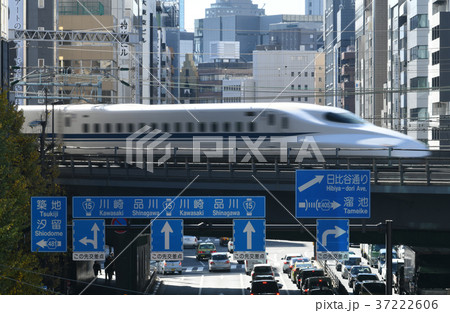 日本の東京都市景観「サインと新幹線」 37222606