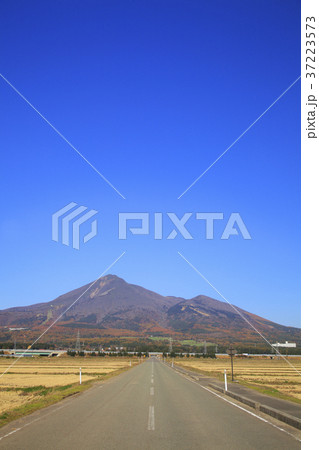 磐梯山と道路　猪苗代町 37223573