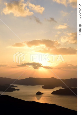 奄美 大島海峡に沈む夕日305の写真素材