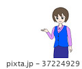 案内をする若い女性 37224929