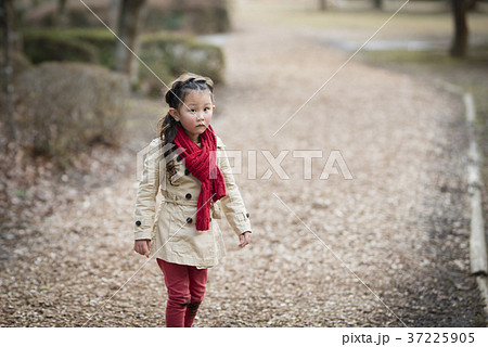 赤いマフラーを巻いた女の子の写真素材