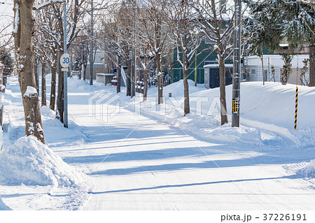冬の北海道の住宅街 北国の生活イメージ 北海道 札幌市の写真素材