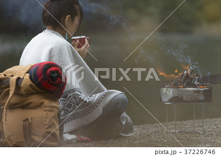 女性　たき火　一人旅　ソロキャンプ 37226746