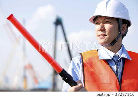 若い男性　土木作業員　警備員　ガードマン　交通誘導　ガテン系　作業員 37227216