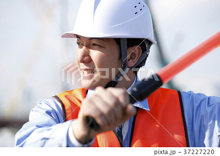 若い男性　土木作業員　警備員　ガードマン　交通誘導　ガテン系　作業員 37227220
