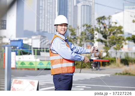 若い男性　土木作業員　警備員　ガードマン　交通誘導　ガテン系　作業員 37227226