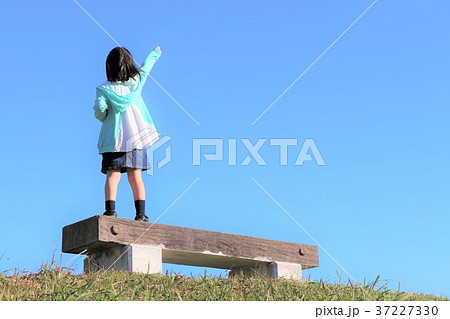 空を指さす女の子の写真素材