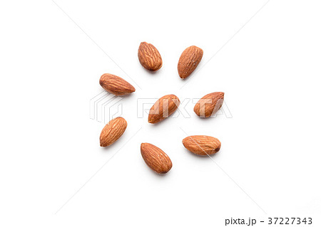 アーモンドのクローズアップ / 白背景 37227343