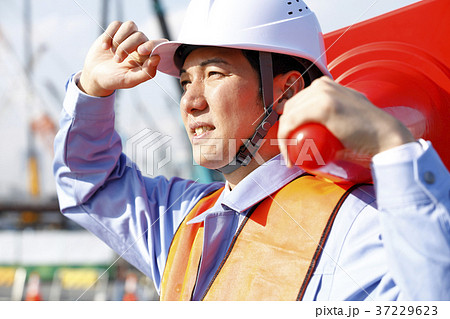 若い男性 土木作業員 警備員 ガードマン 交通誘導 ガテン系 作業員 若い男性 土木作業員 警備員 ガードマン 交通誘導 ガテン系 作業員 37229623
