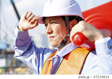 若い男性　土木作業員　警備員　ガードマン　交通誘導　ガテン系　作業員 37229624