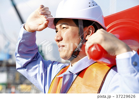 若い男性 土木作業員 警備員 ガードマン 交通誘導 ガテン系 作業員 若い男性 土木作業員 警備員 ガードマン 交通誘導 ガテン系 作業員 37229626