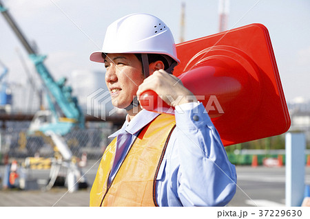 若い男性 土木作業員 警備員 ガードマン 交通誘導 ガテン系 作業員 若い男性 土木作業員 警備員 ガードマン 交通誘導 ガテン系 作業員 37229630