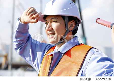 若い男性　土木作業員　警備員　ガードマン　交通誘導　ガテン系　作業員 37229710