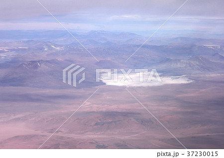 南米大陸を南北に縦断するアンデス山脈、チリ上空から見る初夏の山並みと高地砂漠に点在する塩湖 南米大陸を南北に縦断するアンデス山脈、チリ上空から見る初夏の山並みと高地砂漠に点在する塩湖 37230015