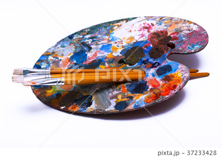 pallette with brushes 37233428