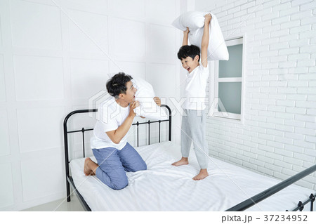 RF photo - Dad and little son on the bed 403 RF photo - Dad and little son on the bed 403 37234952