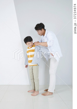 RF photo - Dad and little son isolated shot in studio 386 RF photo - Dad and little son isolated shot in studio 386 37234974