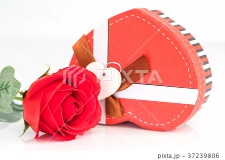 Close up red rose and heart-shaped box on white 37239806