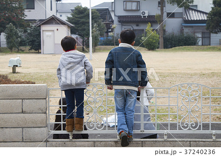 公園で遊ぶ子どもたち 男の子 後ろ姿の写真素材