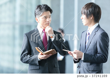 会話をするビジネスマン　スーツ姿の男性　ビジネスイメージ 37241169