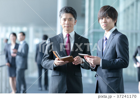 会話をするビジネスマン　スーツ姿の男性　ビジネスイメージ 37241170