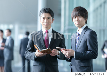 会話をするビジネスマン　スーツ姿の男性　ビジネスイメージ 37241171