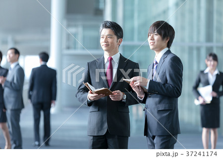 会話をするビジネスマン　スーツ姿の男性　ビジネスイメージ 37241174