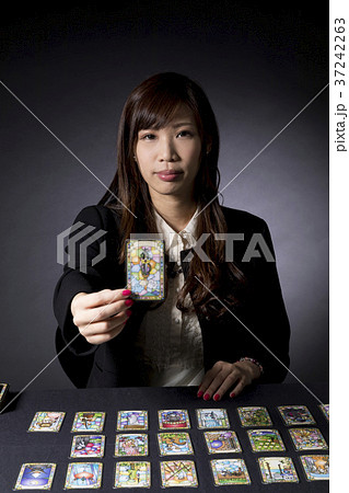 占い師　タロットカード 37242263
